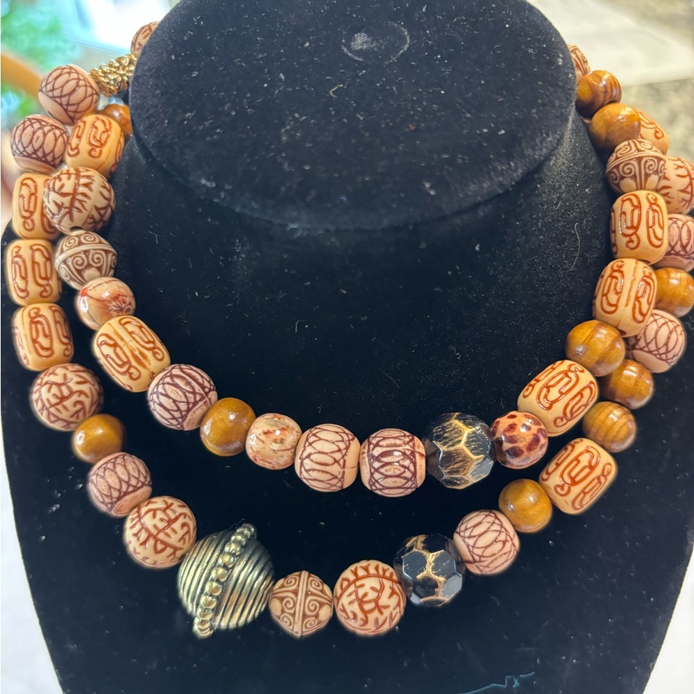 Elegant Beaded Necklace with Gold Accents